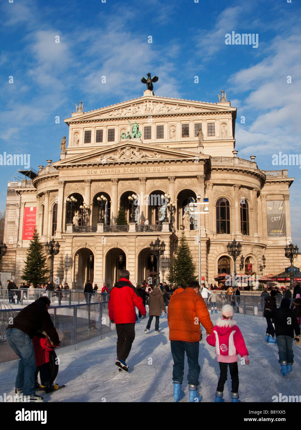Pattinaggio sul ghiaccio davanti alla vecchia opera Francoforte Germania Foto Stock