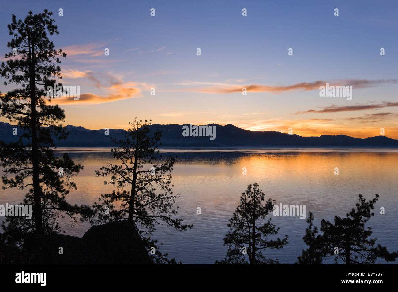 Tramonto da Logan sciami punto di vista fuori la Highway 50, Zephyr Cove, Lake Tahoe, Nevada, STATI UNITI D'AMERICA Foto Stock Tramonto da Logan sciami punto di vista fuori la Highway 50, Zephyr Cove, Lake Tahoe, Nevada, STATI UNITI D'AMERICA Foto Stock