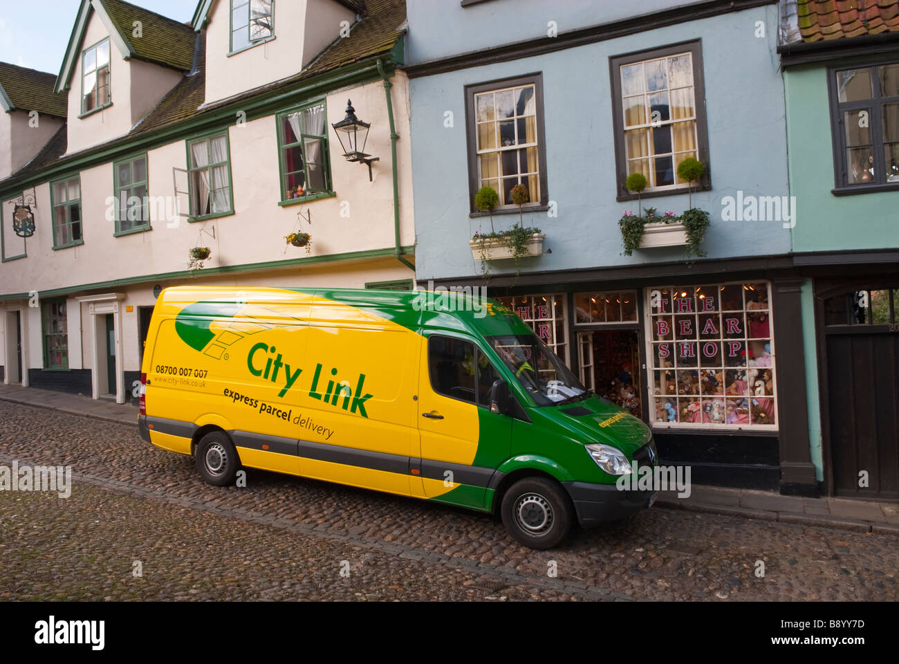 Una città Link van sulla consegna a Elm Hill a Norwich, Norfolk, Regno Unito Foto Stock