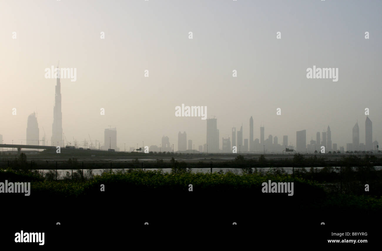 Skyline di Dubai con il Burj Tower, presto per essere l'edificio più alto del mondo Foto Stock