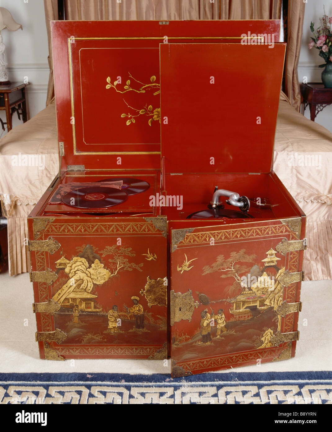 Vista ravvicinata di stile cinese laccato rosso gramophone player nella camera da letto in Upton House con alcuni 78rpm records Foto Stock