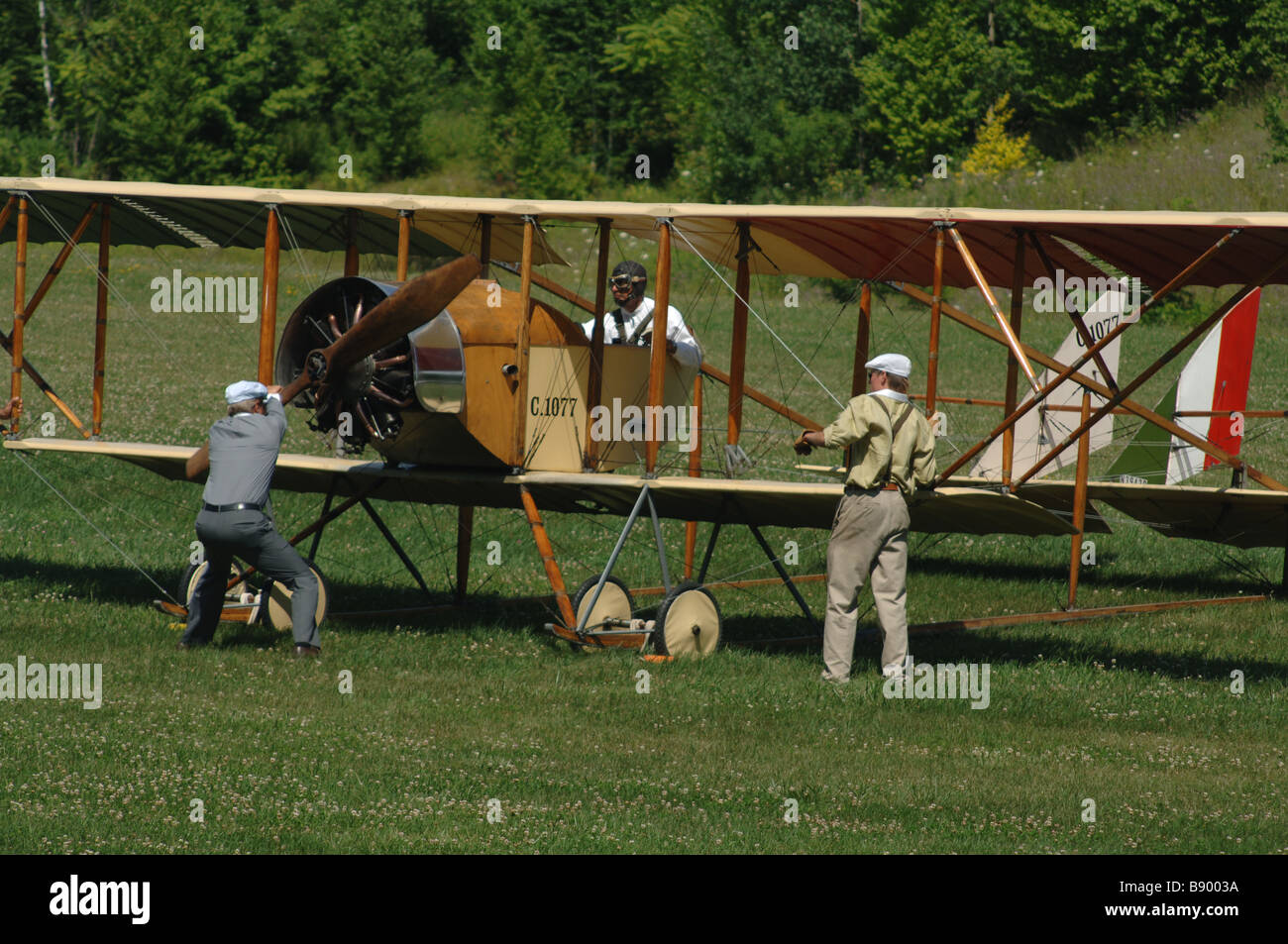 Un biplano dimostrazione di volo alla storica Rhinebeck Aerodrome, Hudson Valley Foto Stock