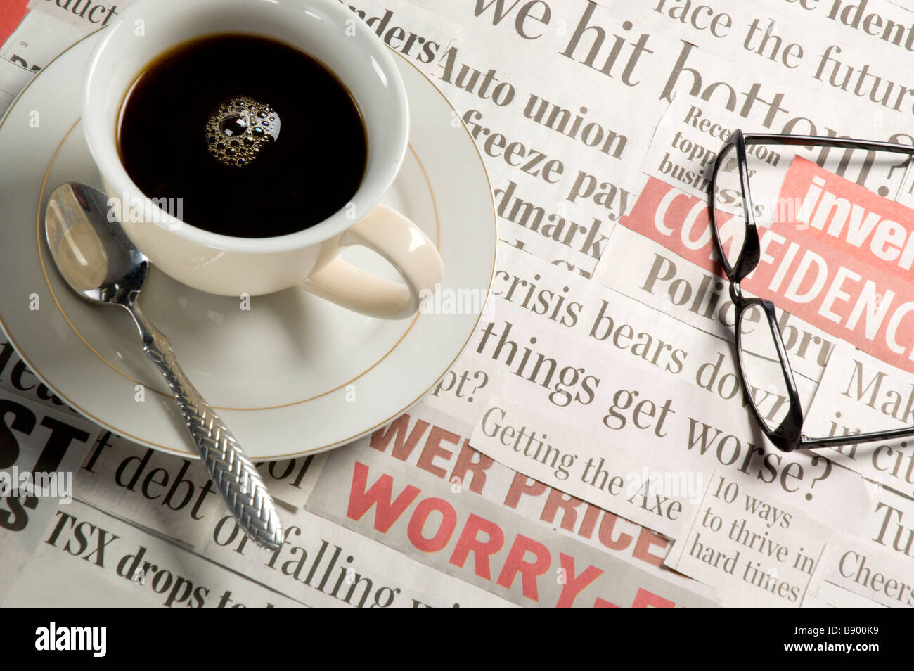 Il caffè prima colazione sulla sommità di cattive notizie nel giornale Foto Stock