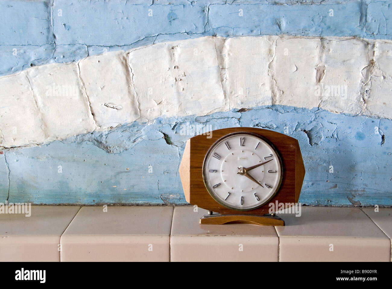 70s clock sul mantelpiece al fabbricato, Southwell che è stato usato come consiglio temporaneo alloggio negli anni settanta. Foto Stock