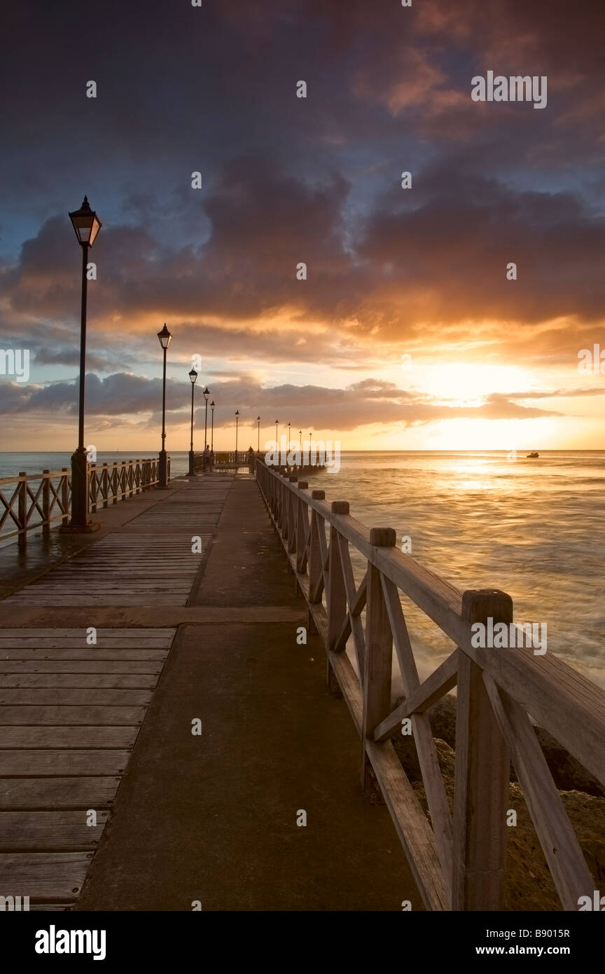 Tramonto a Speightstown o 'Little Bristol' pier, la seconda più grande città in Barbados Foto Stock