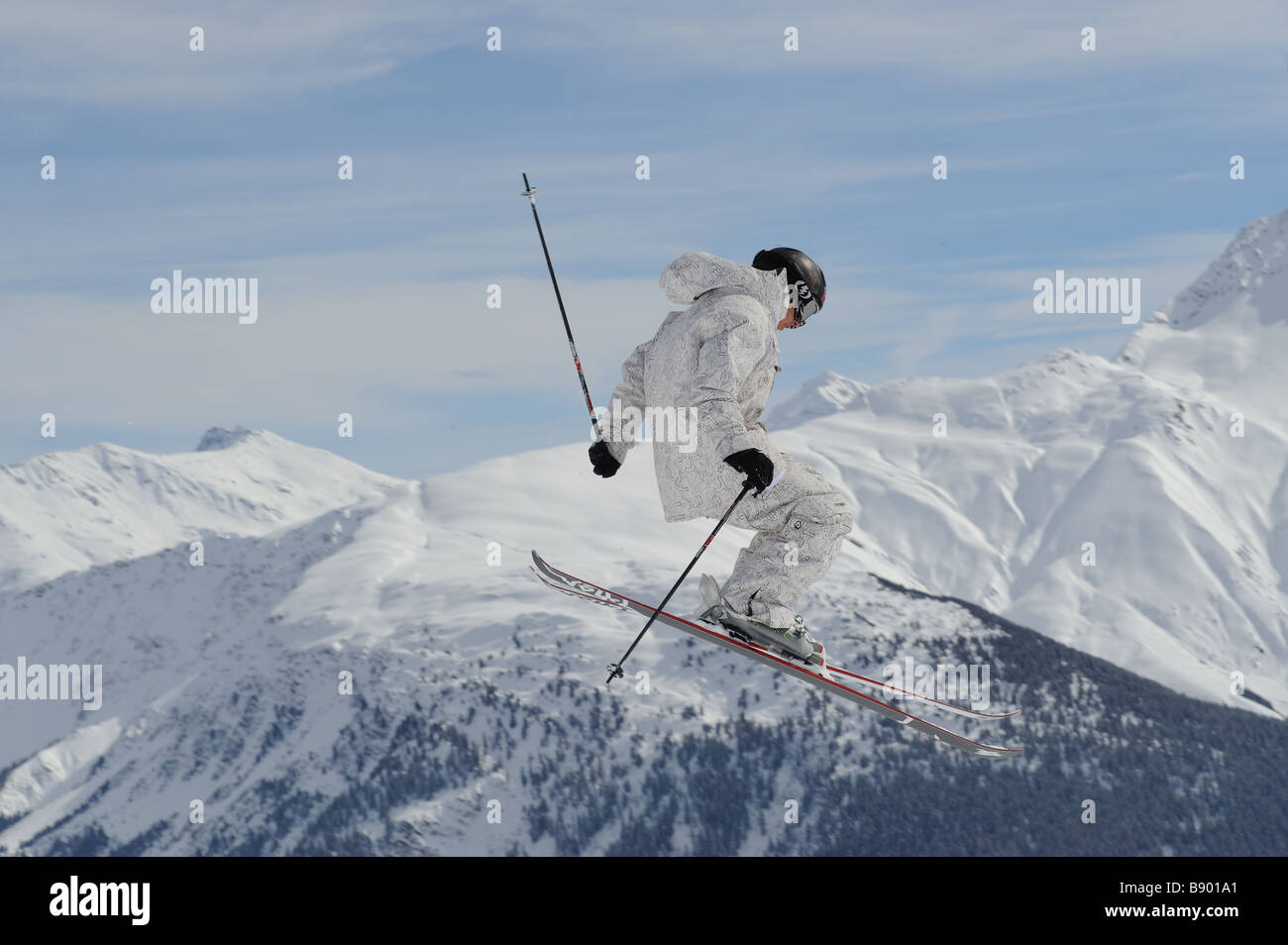 Freeskier jumping selvaggiamente in cielo nelle alpi svizzere Foto Stock