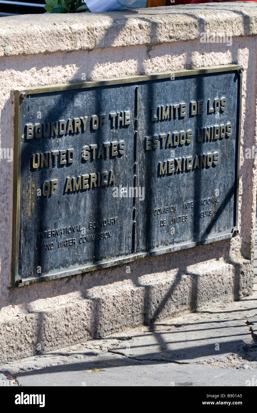 Un monumento che segna il Gli Stati Uniti Messico frontiera presso il Tijuana Baja California Messico San Diego California confine Foto Stock