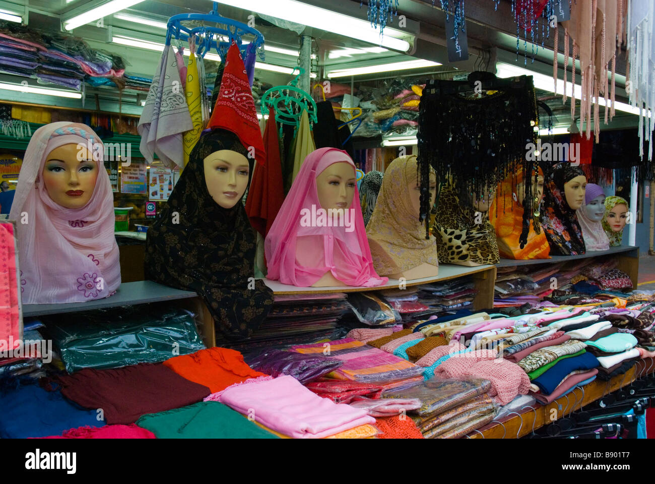 Sciarpe e altri capi di abbigliamento a Shepherds Bush market nella zona ovest di Londra Inghilterra REGNO UNITO Foto Stock