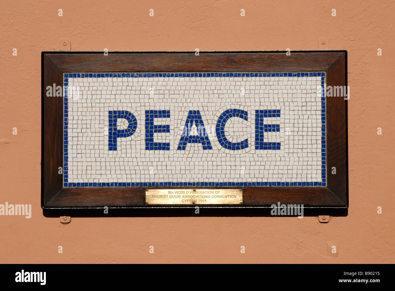 NICOSIA, Cipro. Mosaico l appello per la pace da parte del Ledra Street attraversamento tra il nord e il sud della città divisa. Foto Stock