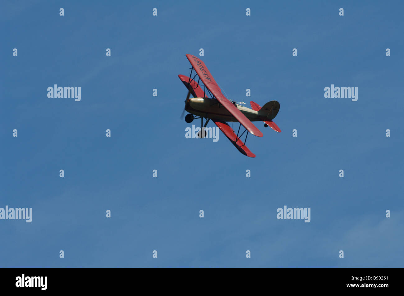 Un biplano dimostrazione di volo nel cielo blu alla storica Rhinebeck Aerodrome, Hudson Valley Foto Stock