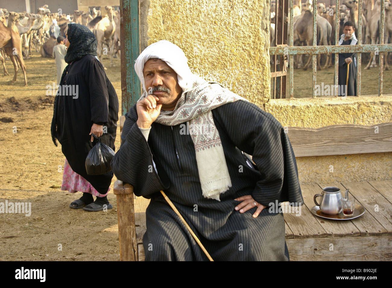 Uomo in abito tradizionale ad Abu Rawash () Birqash mercato di cammelli, Il Cairo, Egitto Foto Stock