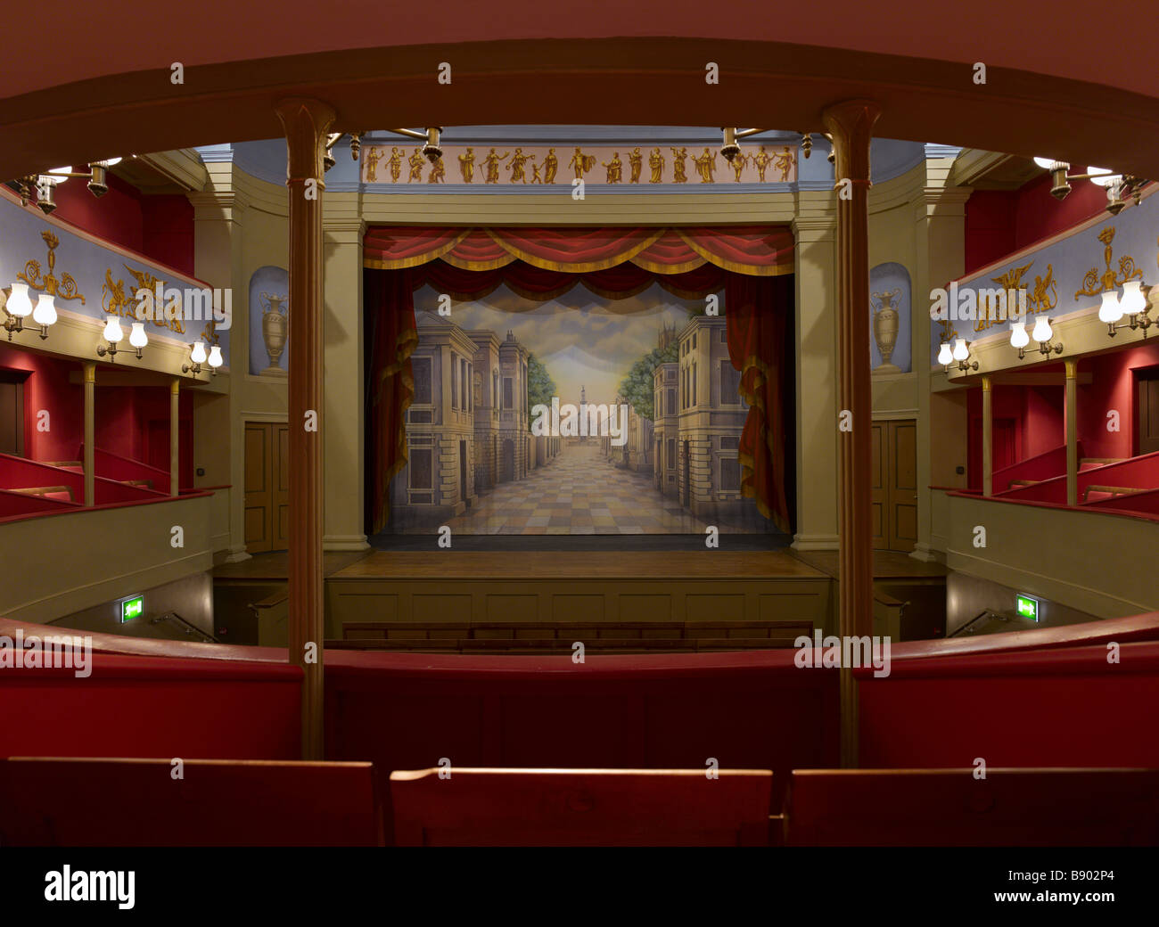 Vista verso la fase e la tendina di sicurezza al Theatre Royal, Bury St Edmunds, Suffolk. Foto Stock