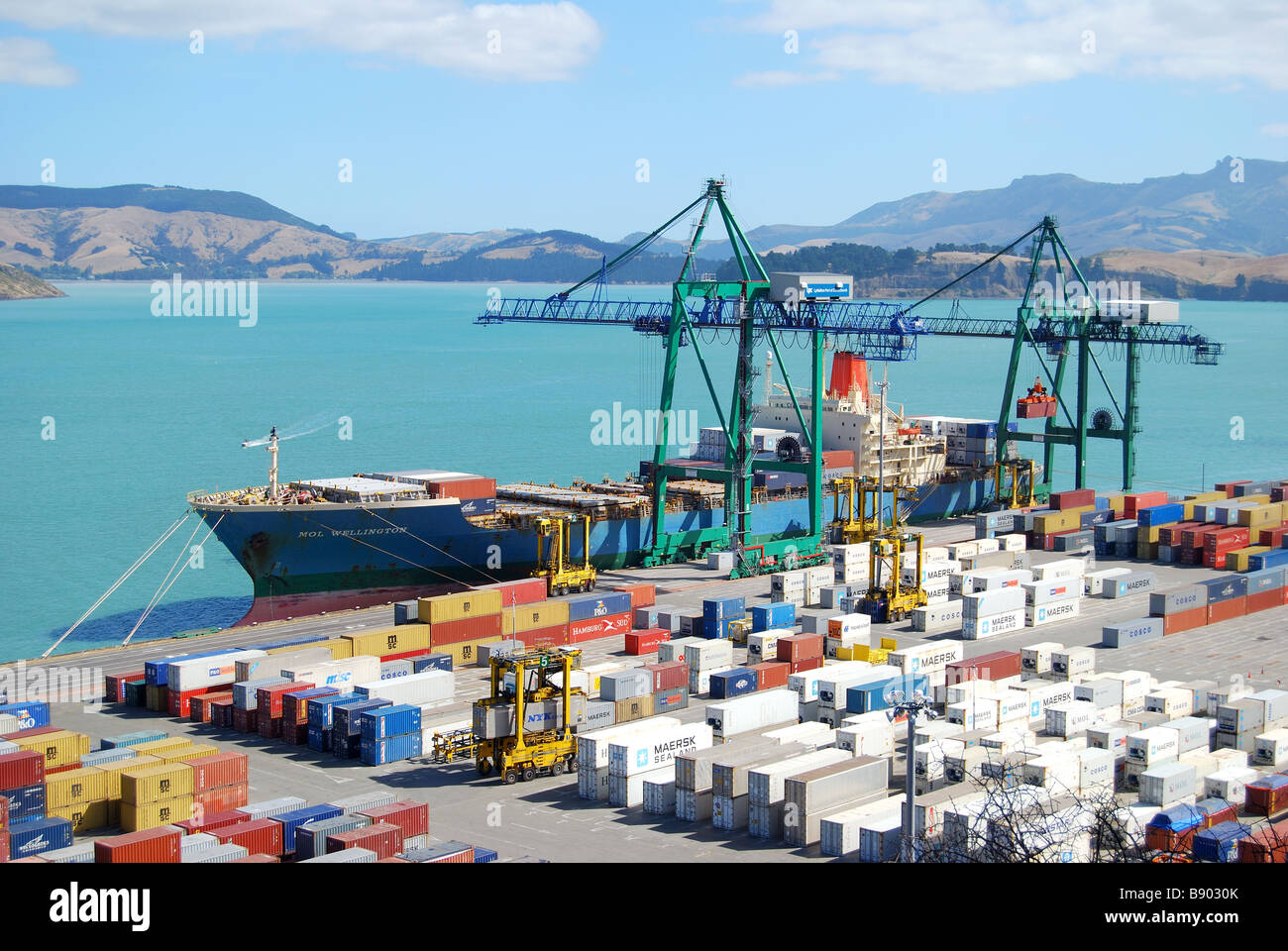 Contenitore di carico della nave a Lyttelton, Lyttelton Harbour, Banca della penisola, Canterbury, Isola del Sud, Nuova Zelanda Foto Stock