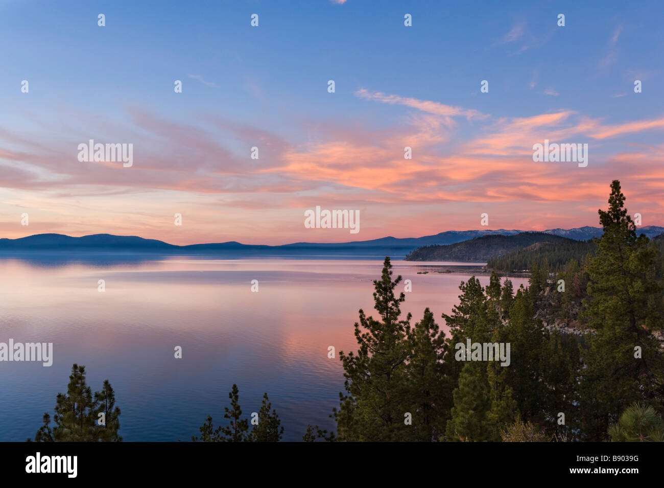Tramonto da Logan sciami punto di vista fuori la Highway 50, Zephyr Cove, Lake Tahoe, Nevada, STATI UNITI D'AMERICA Foto Stock