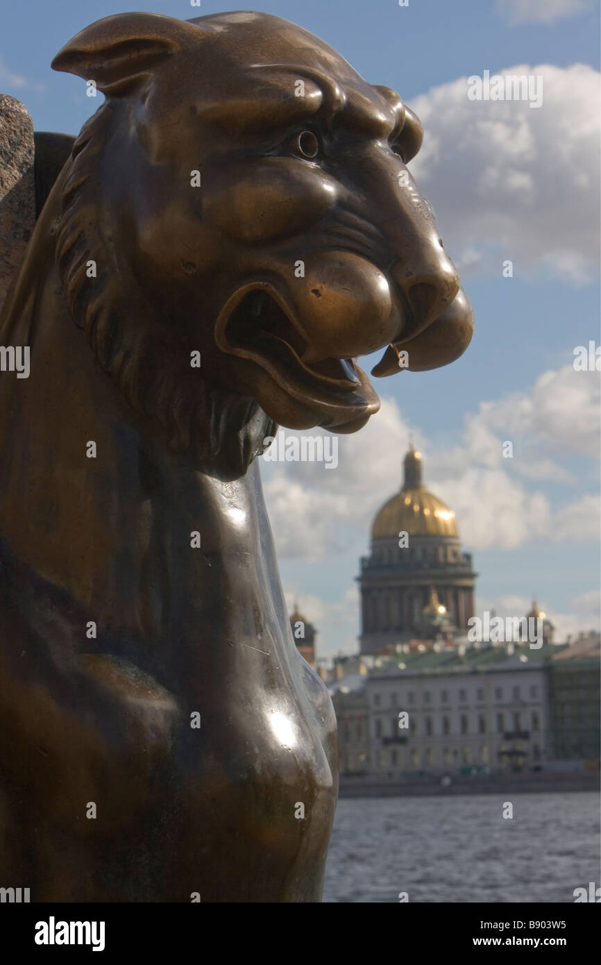 Griffin - bronzo - leoni alati di fronte all'Accademia delle Belle Arti San Pietroburgo. La Russia Foto Stock