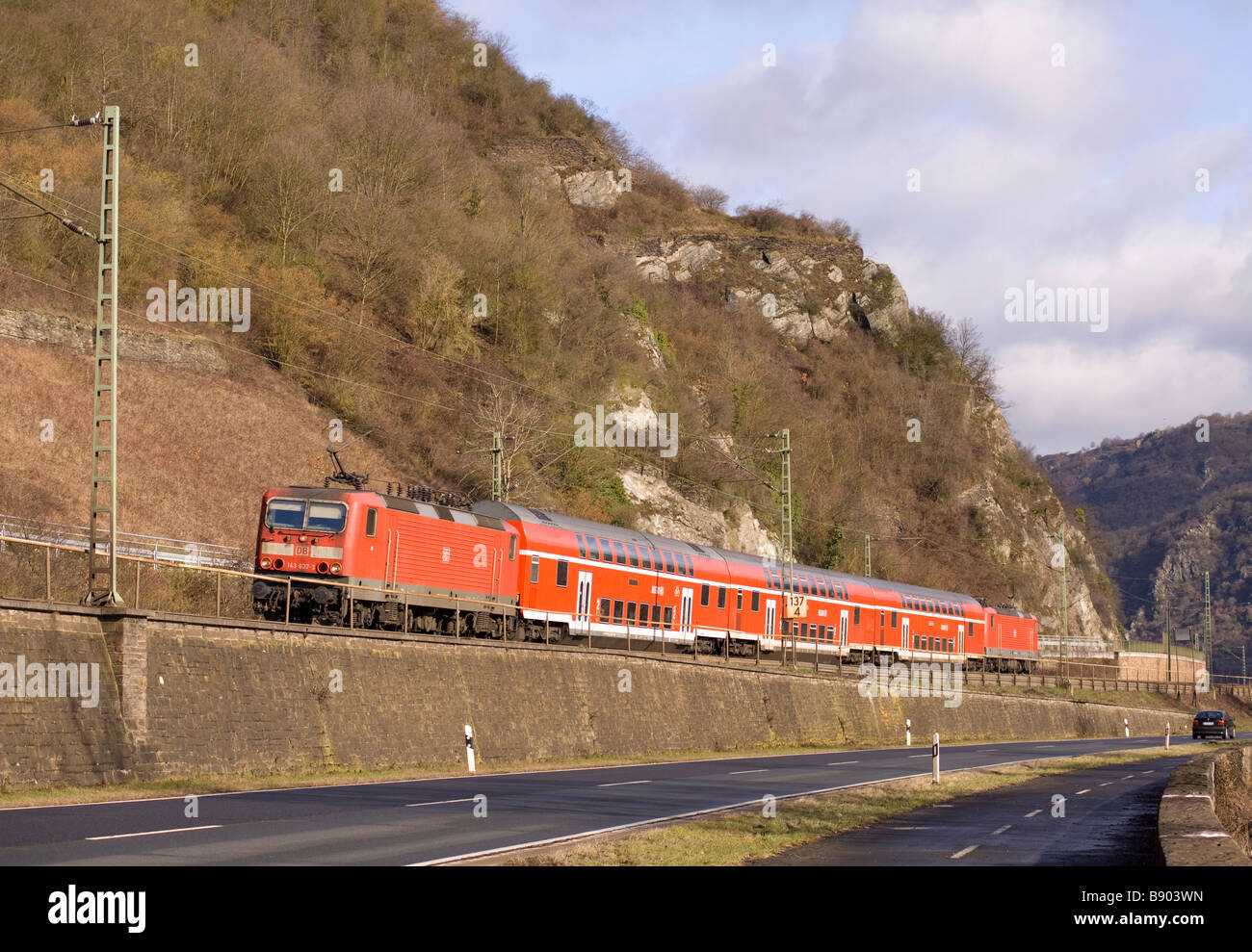 DB Bahn classe 143 locomotive elettriche con un BD Regio servizio a Bacharach Germania Foto Stock