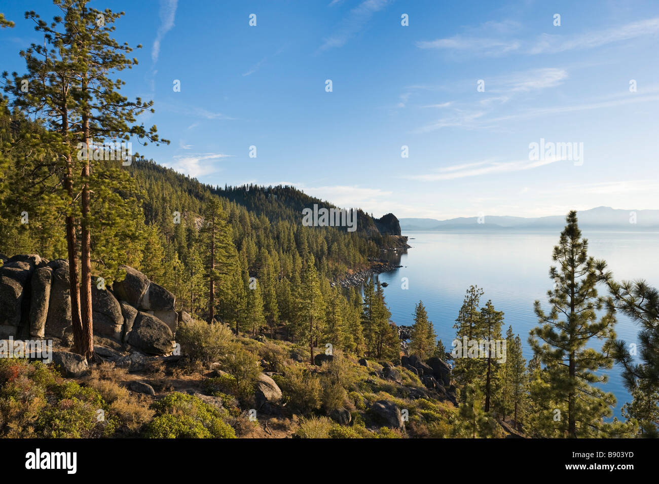 Nel tardo pomeriggio vista da Logan sciami punto di vista fuori la Highway 50, Zephyr Cove, Lake Tahoe, Nevada, STATI UNITI D'AMERICA Foto Stock