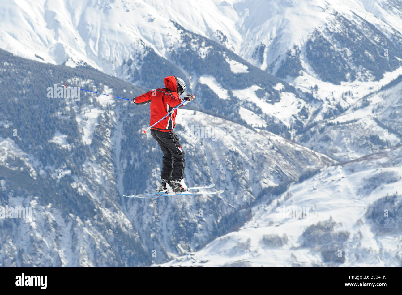 Sciatore preparando così la terra in midle delle alpi svizzere Foto Stock