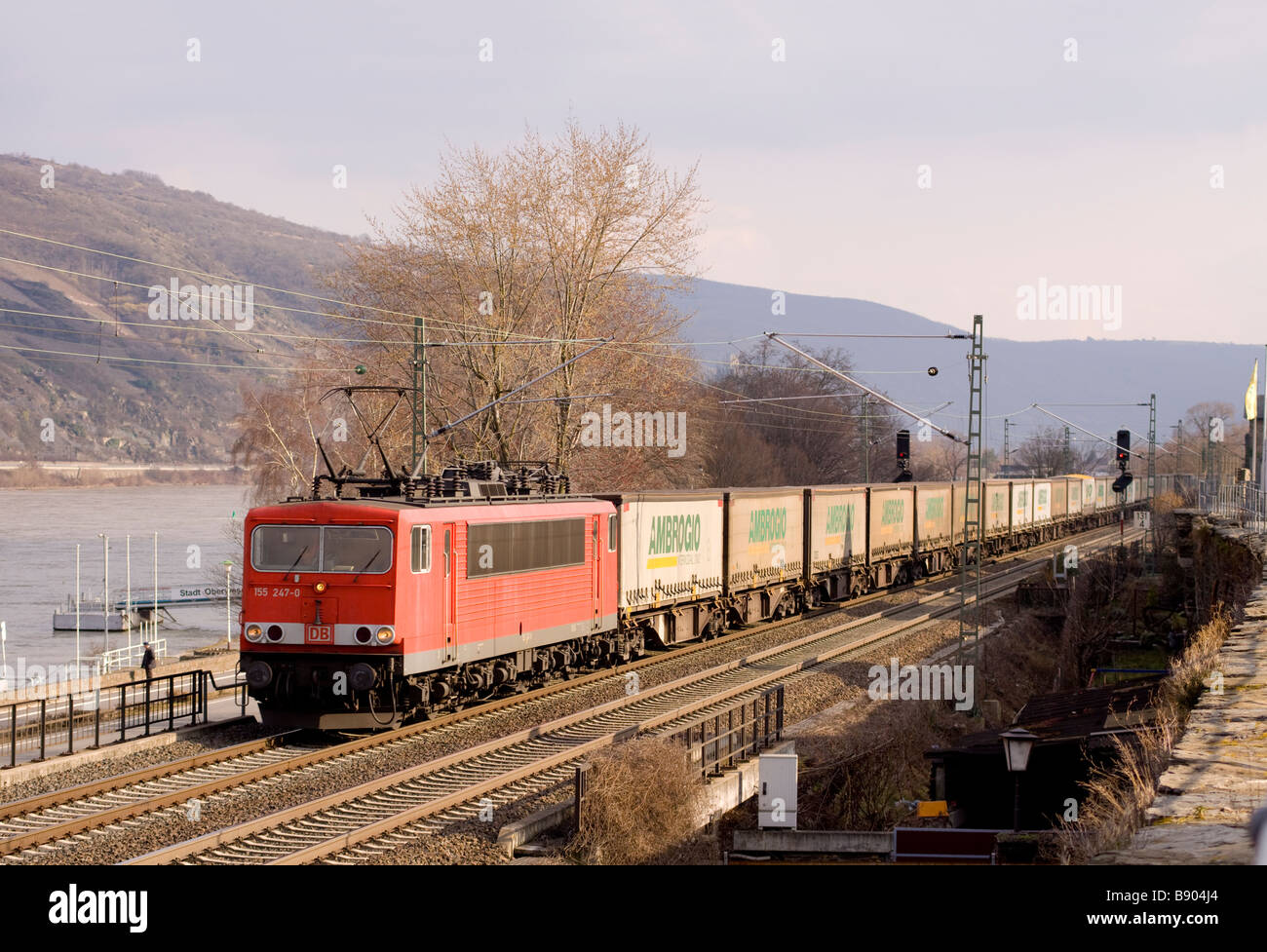 Classe DB 155 locomotiva elettrica n. 155 247-0 con un trasporto intermodale delle merci a Oberwesel Foto Stock