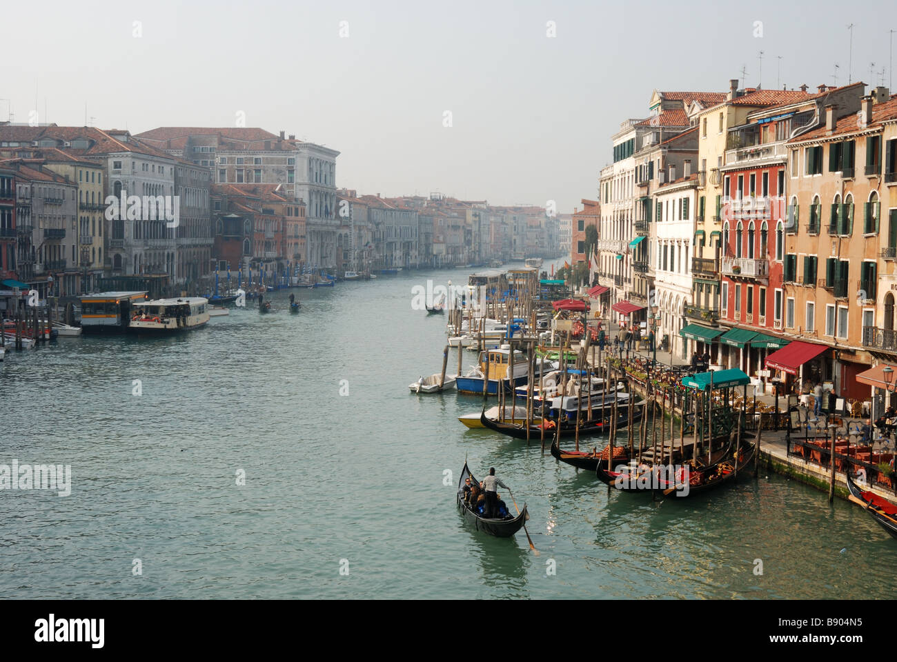 Vista dal ponte di Rialto sul Canal Grande a Venezia Foto Stock