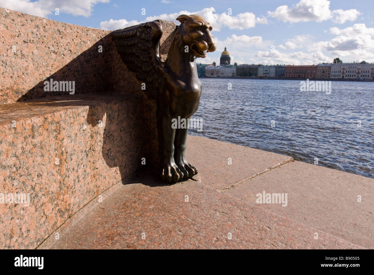 Griffin - bronzo - leoni alati di fronte all'Accademia delle Belle Arti San Pietroburgo. La Russia Foto Stock