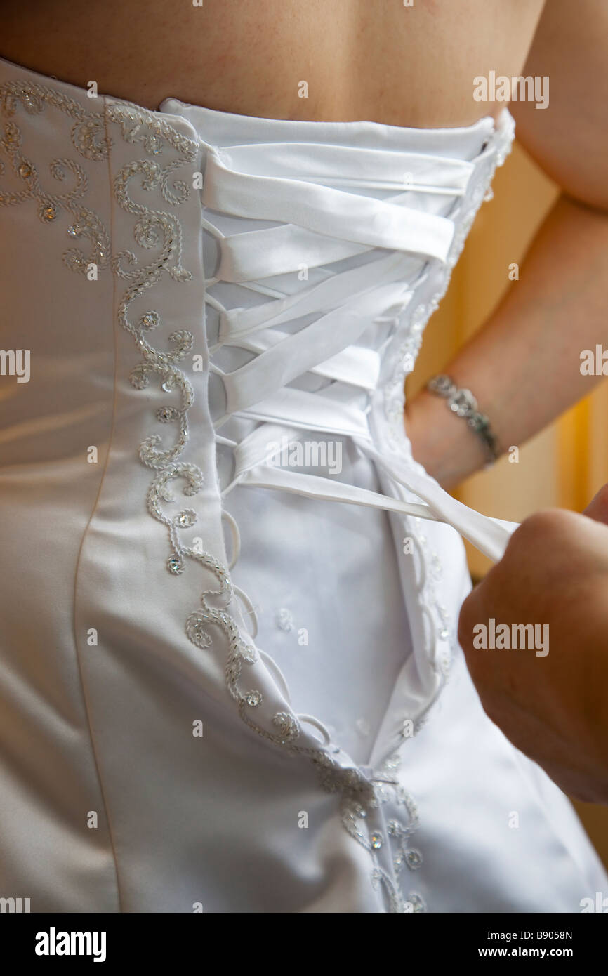 Retro di bianco abito da sposa abito, con dettagli in rilievo, da intreccio ornato e decorazione Foto Stock