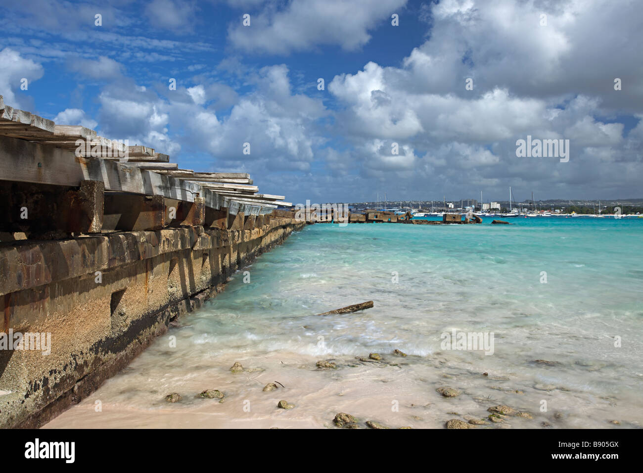 Vecchia banchina in legno presso la spiaggia di ciottoli di West Coast di Barbados, 'West Indies' Foto Stock