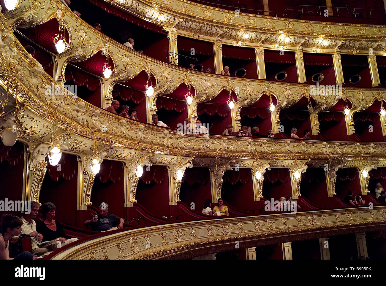 Persone nella Opera House in Odessa Ucraina Foto Stock