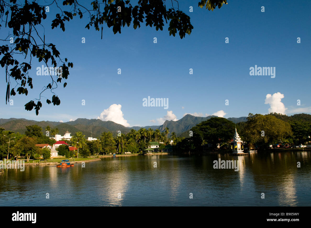 La bellissima Mae Hong Son lago. Foto Stock