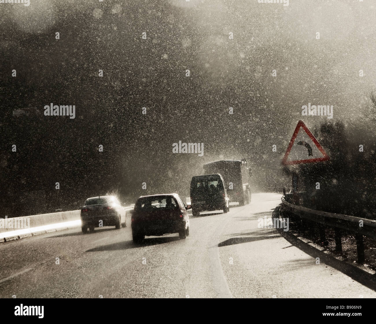 Il traffico su autostrada wintery in temporale Foto Stock