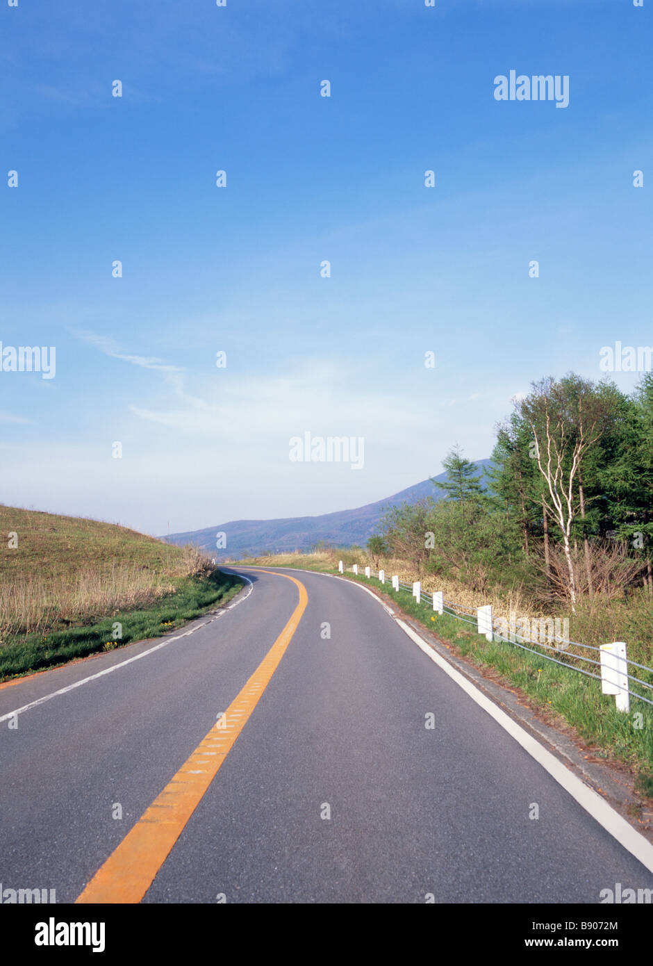 Curva a sinistra la strada attraverso la montagna Foto Stock