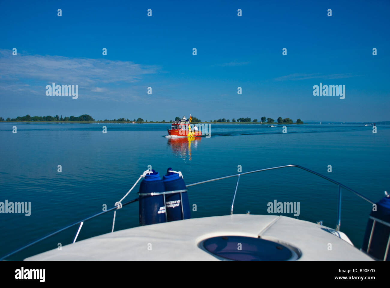 Prua di una powerboat sul Lago di Costanza rivolta verso alp panorama Germania | Bug einer Motoryacht auf dem Bodensee mit Blick auf die Alpen Foto Stock