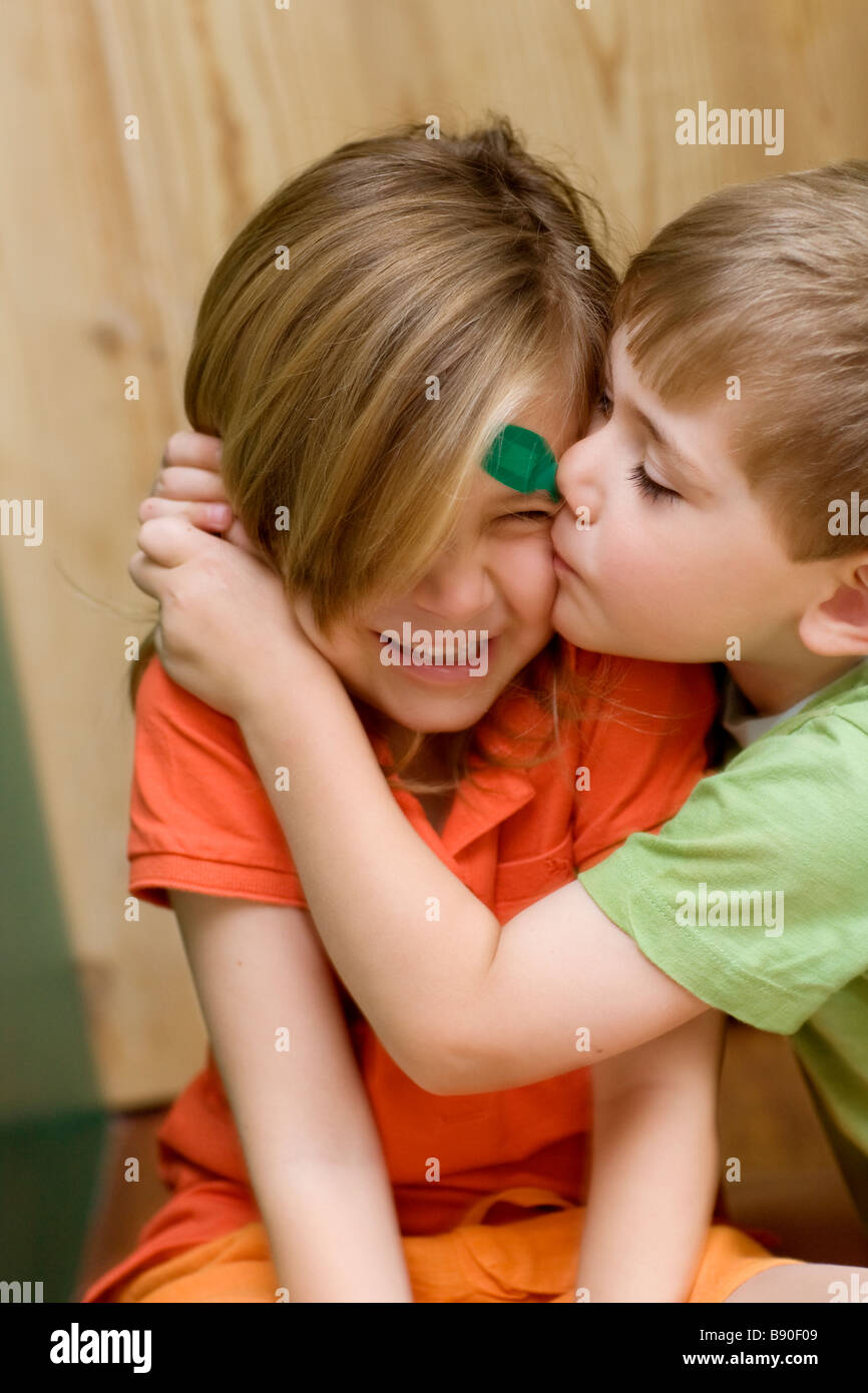 Due bambini baciare. Foto Stock