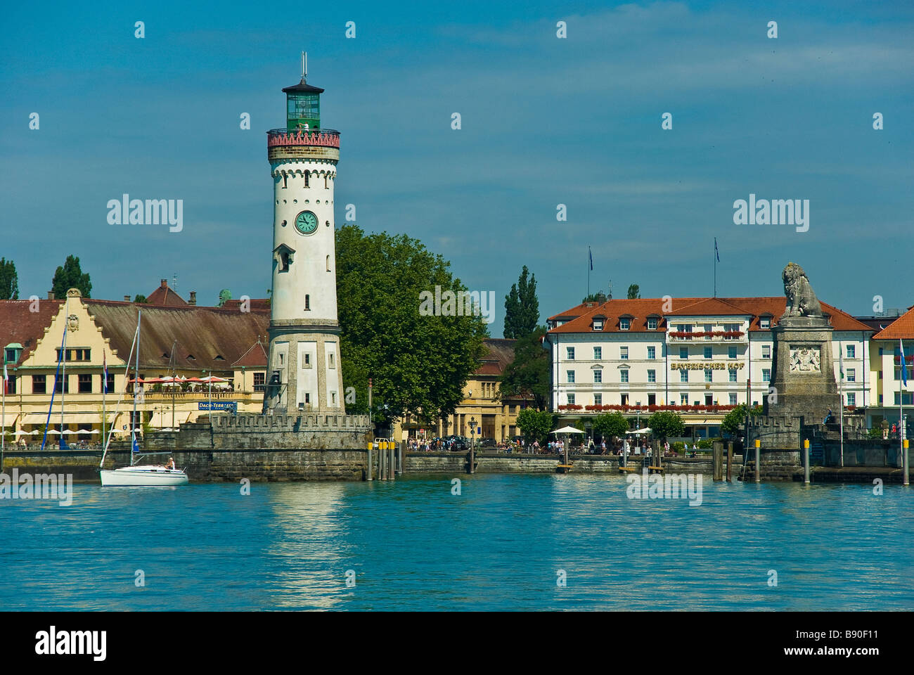 Lindau harbour ingresso, con luce Torre del Lago di Costanza Germania | Hafeneinfahrt Lindau mit Leuchtturm, Bodensee Deutschland Foto Stock