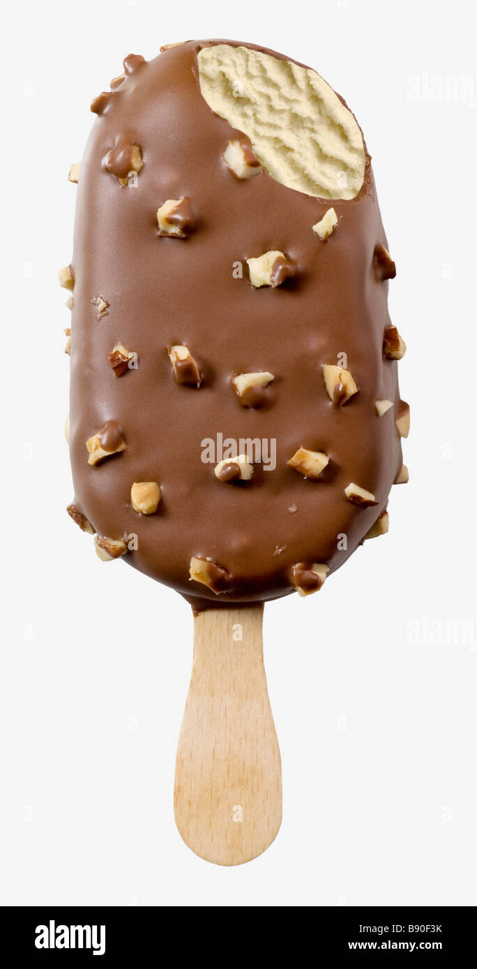 Gelato al cioccolato con mandorle su un bastone di legno Foto Stock