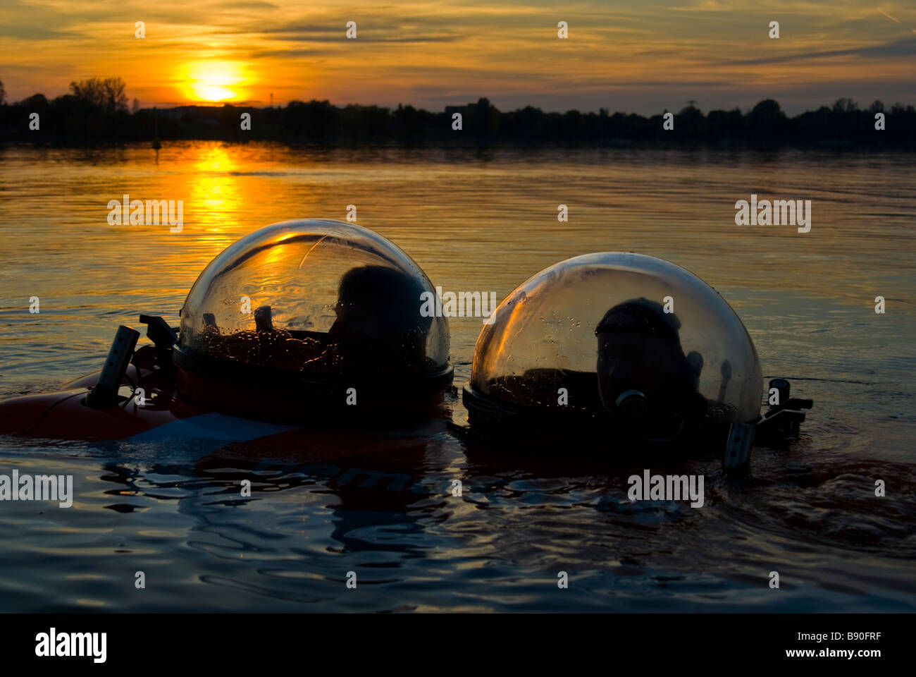 Sunset dive in tedesco realizzato sommergibile nemo 100 U Boot | Nemo 100 beim Auftauchen Sonnenuntergang im Foto Stock