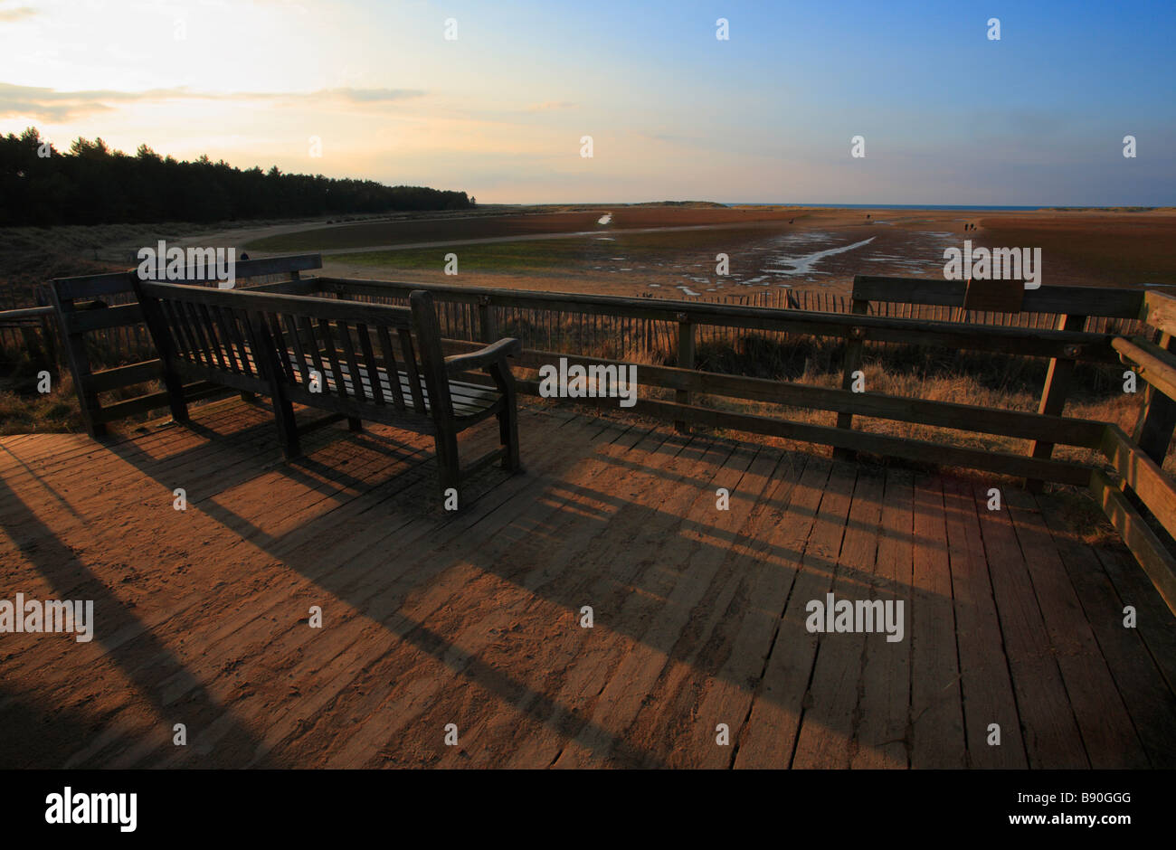 La vista sulla baia di Holkham sulla costa di Norfolk nel tardo pomeriggio di sole. Foto Stock