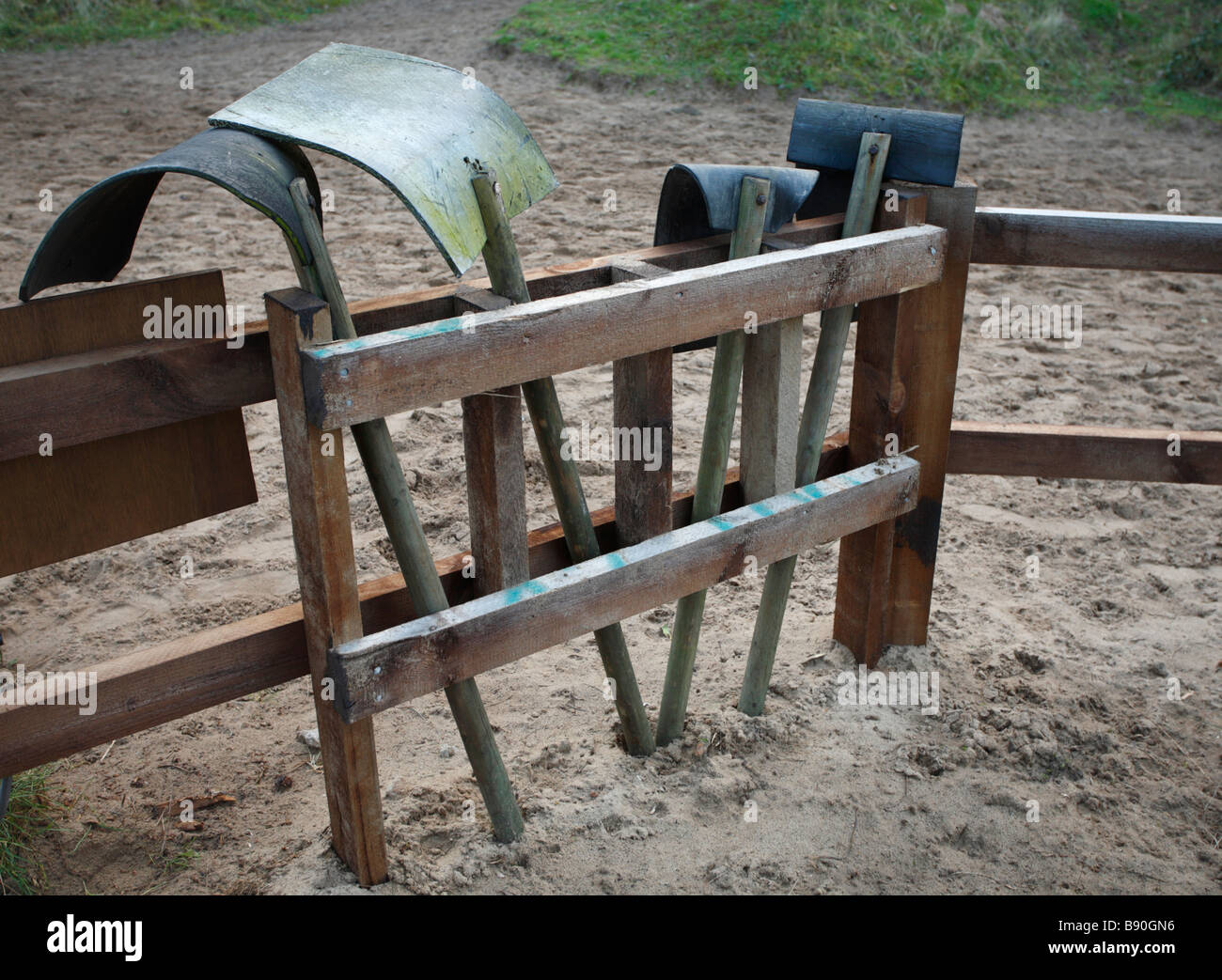 Le fruste a fuoco in un rack a Holkham sulla Costa North Norfolk. Foto Stock