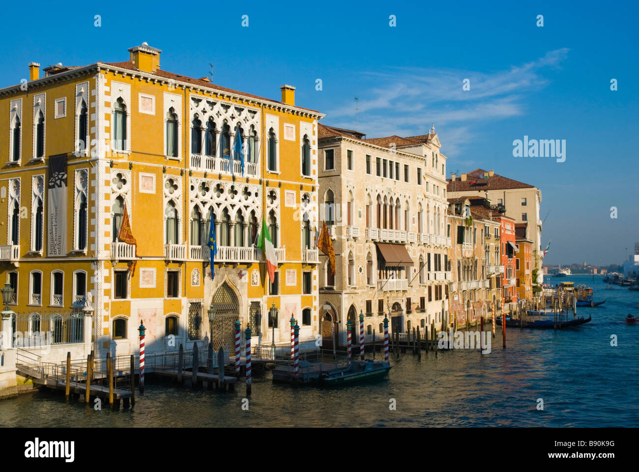 Palazzo Franchetti e altri edifici lungo il Canal Grande a Venezia Italia Europa Foto Stock