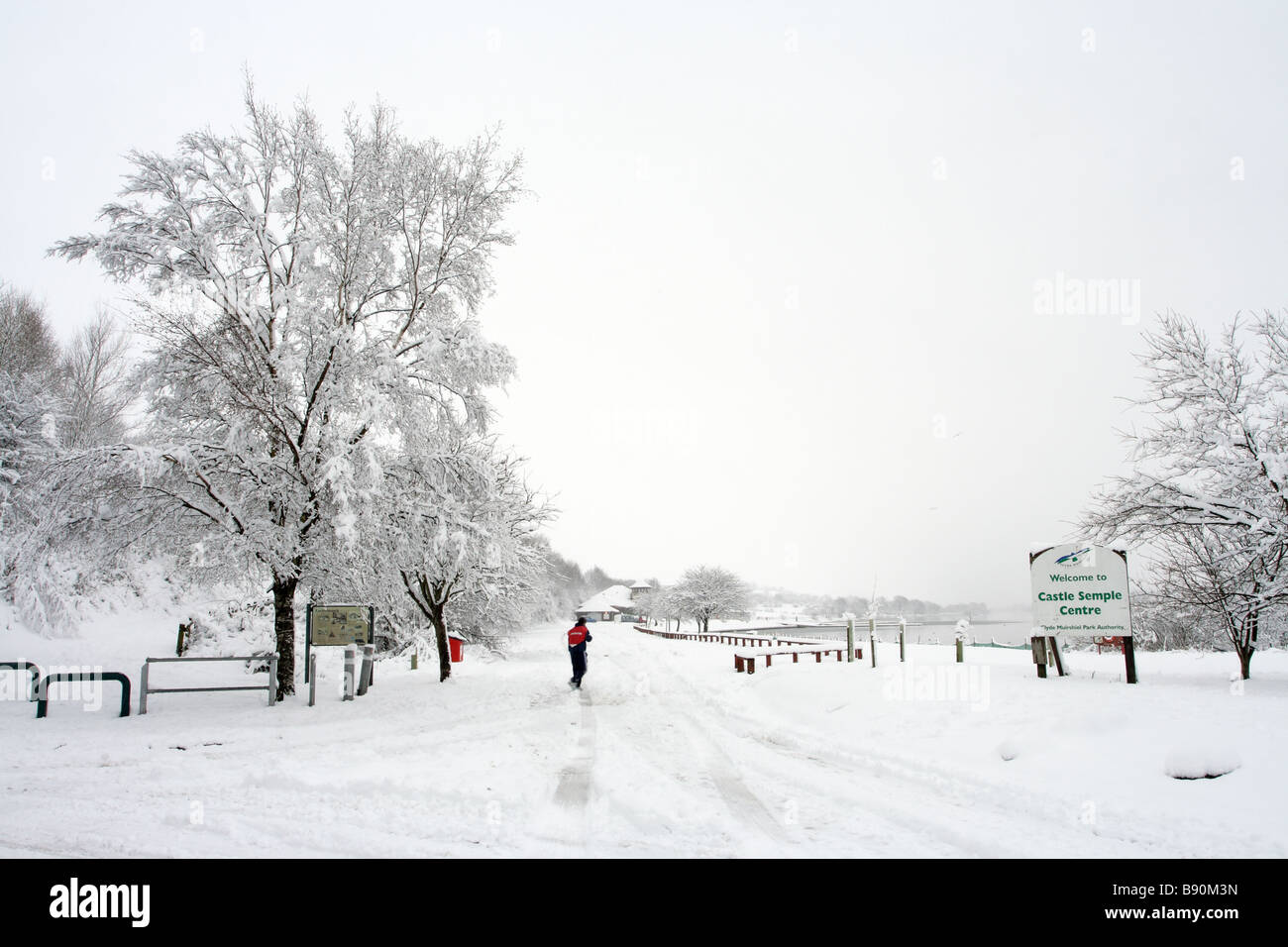 Neve invernale al Castle Semple Country Park, Lochwinnoch, Renfrewshire, Scozia, Regno Unito Foto Stock