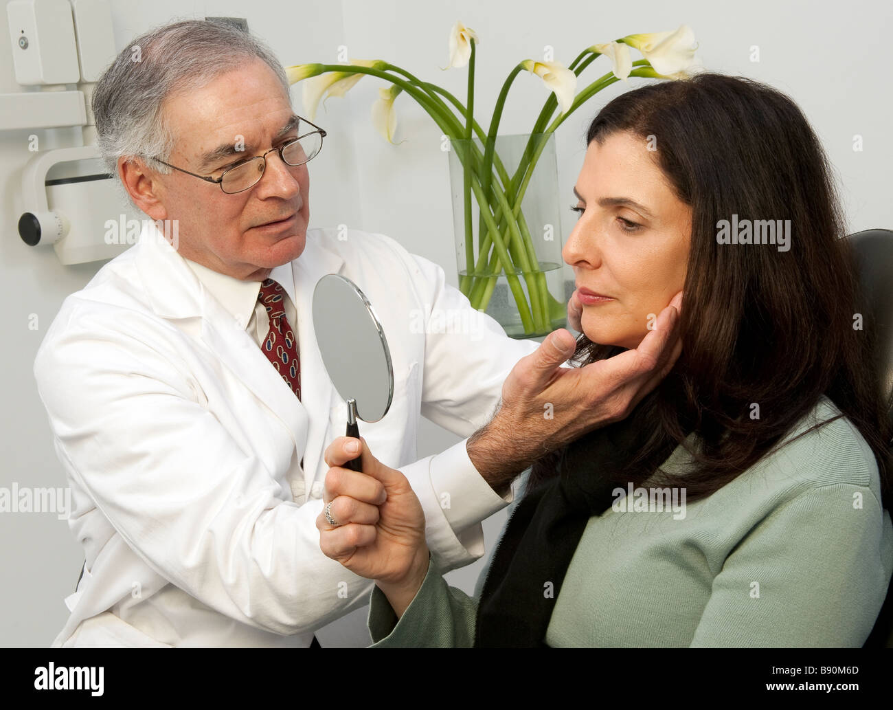 Chirurgia estetica la consultazione con il paziente. Foto Stock
