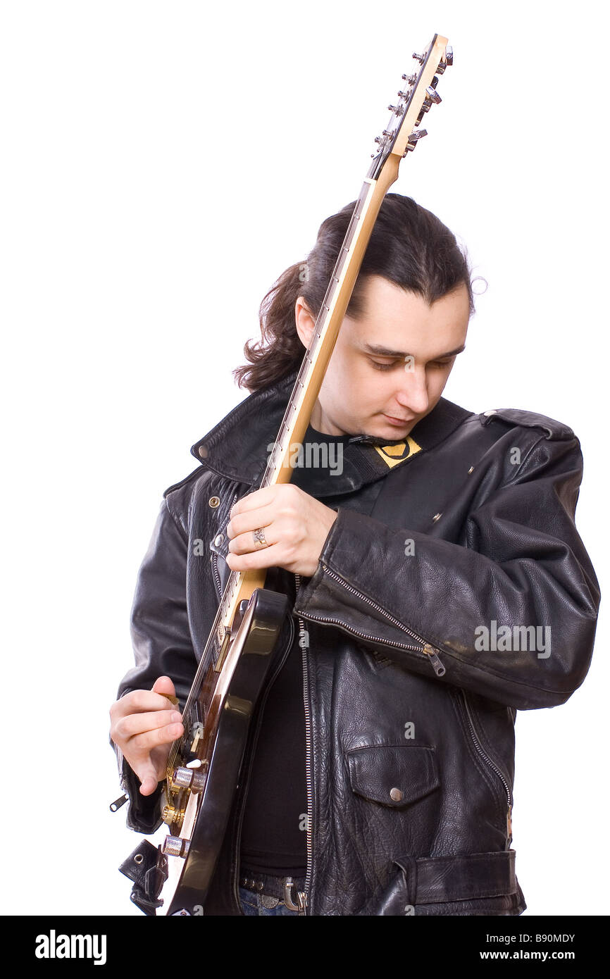 Un uomo suona la chitarra su sfondo bianco Foto Stock