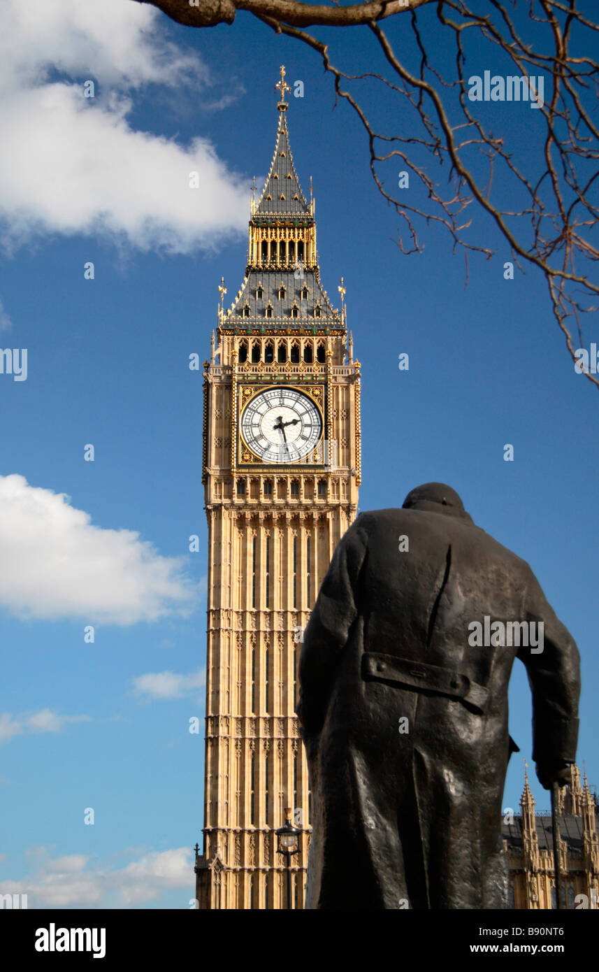 La torre di Elizabeth o Big Ben presso il Palazzo di Westminster a Londra con la statua di Sir Winston Churchill. Mar 2009 Foto Stock