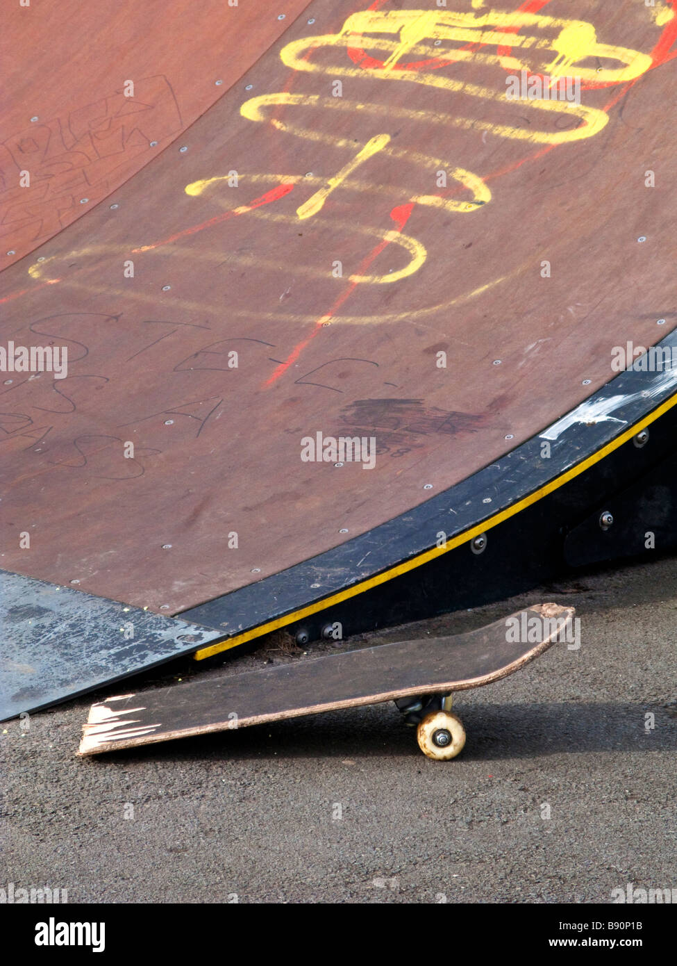 Skateboard rotto su un skate park Foto stock - Alamy