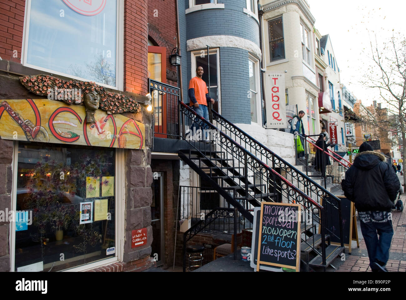 Striscia di bar ristoranti e negozi su U Street NW tra il XIII e il XIV Washington, Distretto di Columbia, Stati Uniti d'America, America del Nord Foto Stock