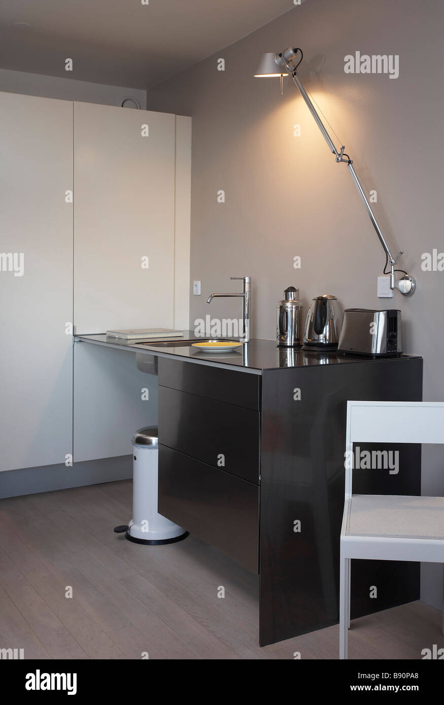 Studio appartamento a oslo, posseduti dall'architetto danese Mads Emil Garde che lavora per Snøhetta. Angolo cottura Foto Stock