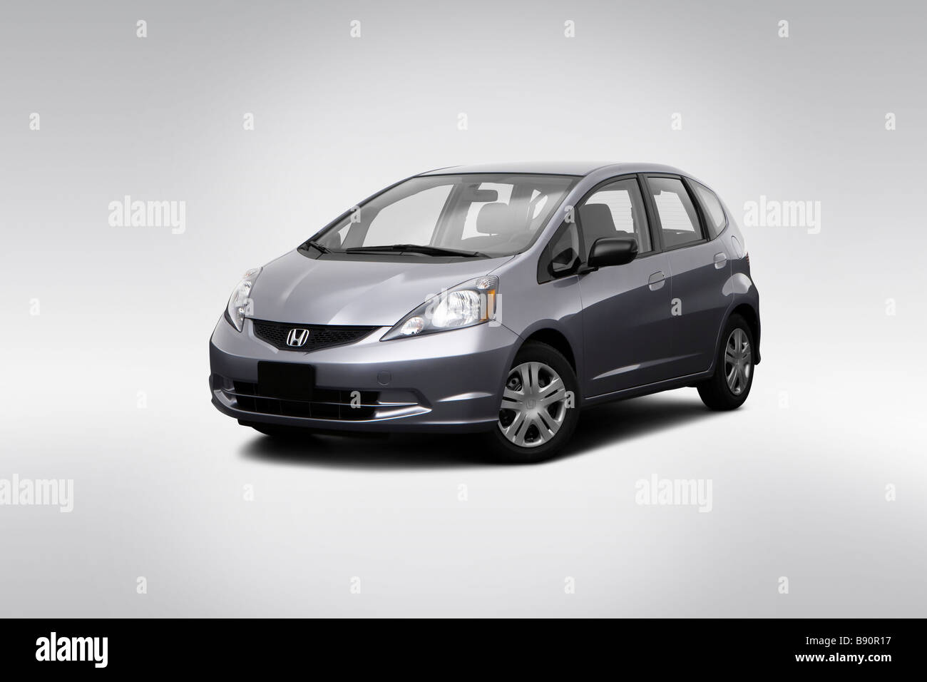 2009 Honda Fit in argento - Vista anteriore angolare Foto Stock