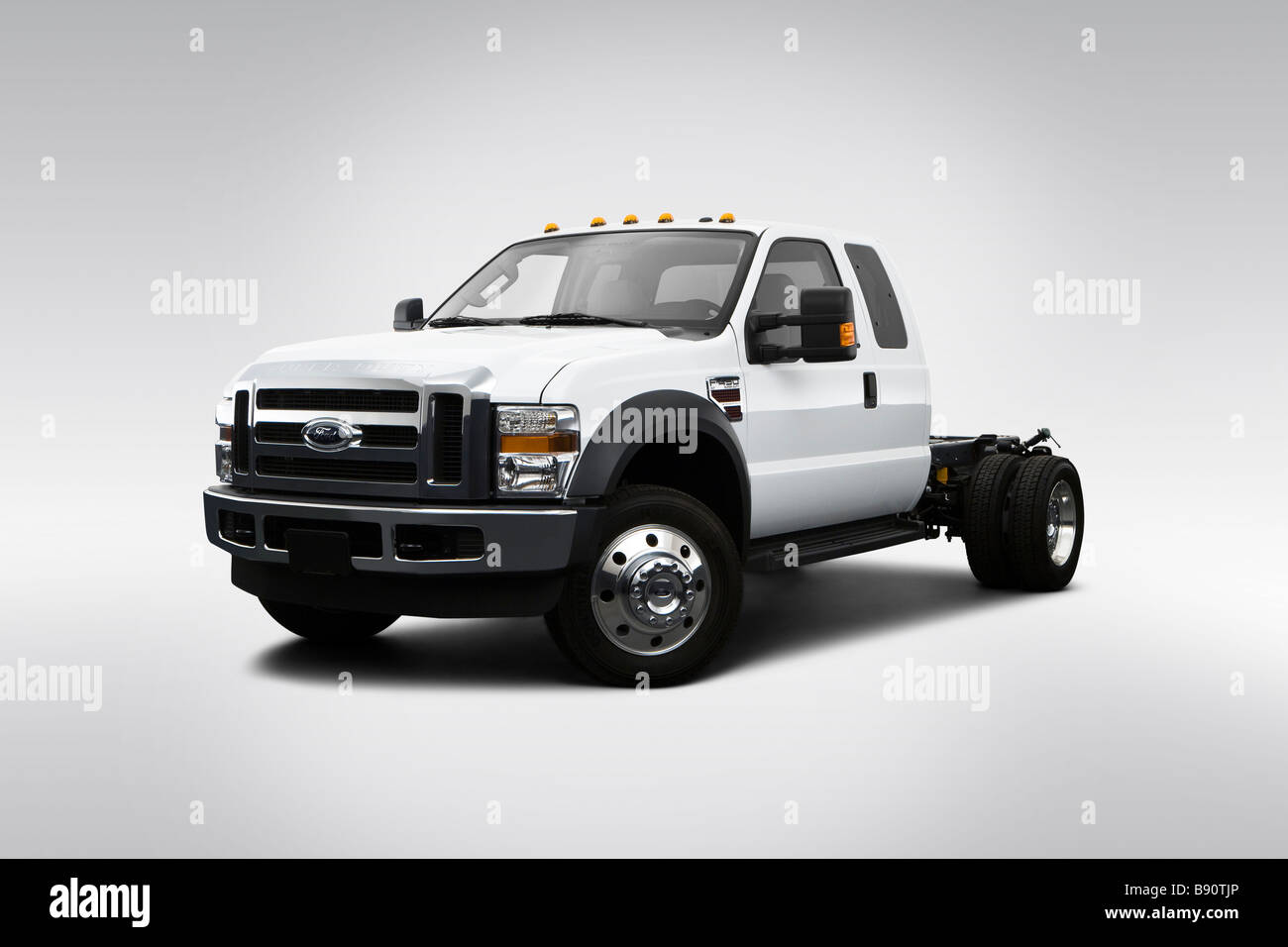 2009 Ford F-450 SD DRW XLT in bianco - Vista anteriore angolare Foto Stock