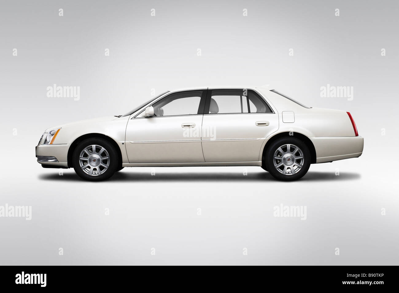 2009 Cadillac DTS lusso in bianco - Driver Profilo laterale Foto Stock