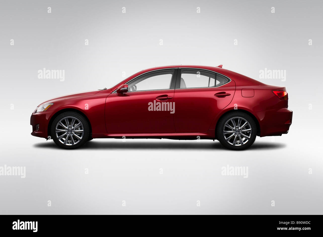 2009 Lexus IS è250 in rosso - Driver Profilo laterale Foto Stock